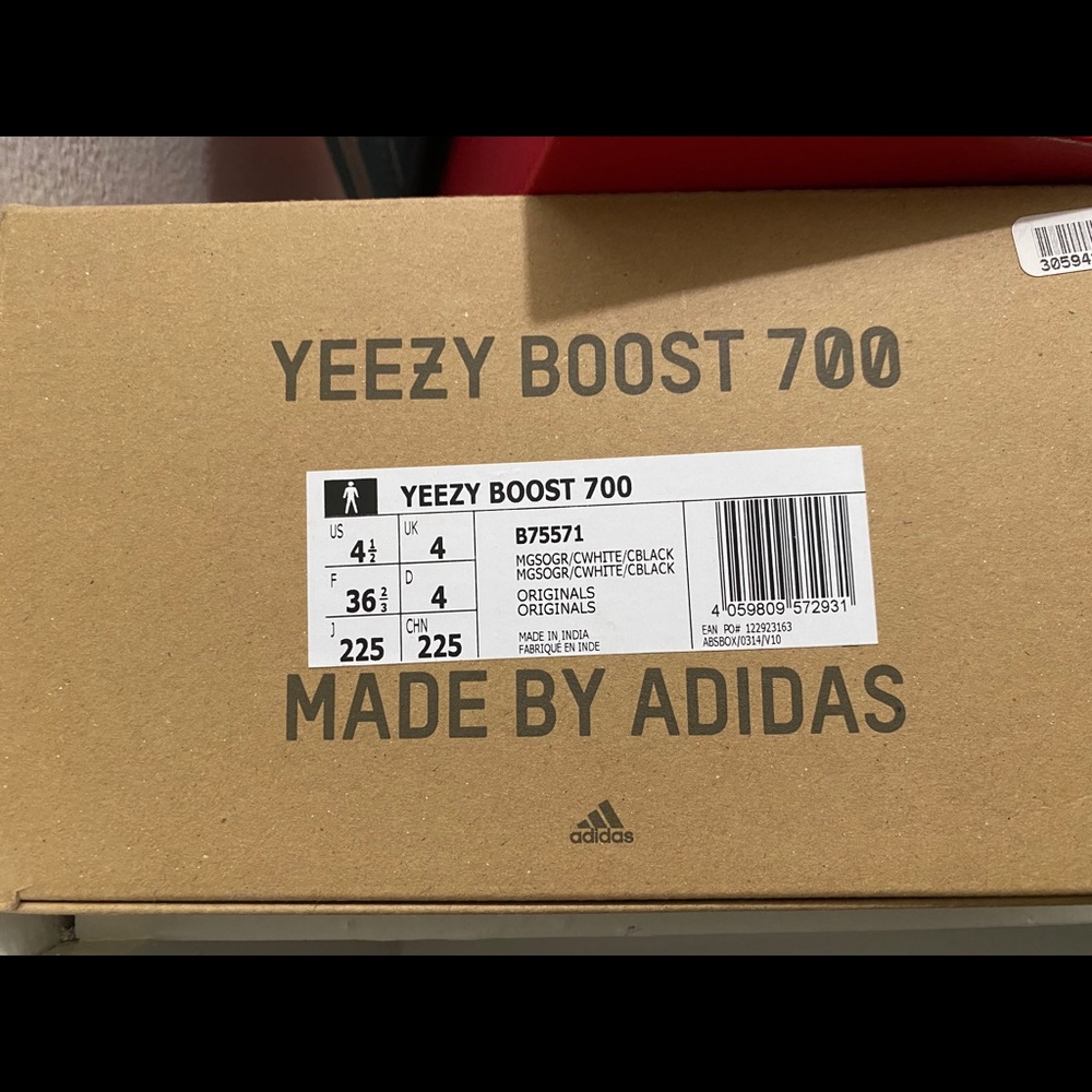 Yeezys boost 700
